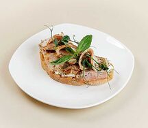Брускетта с куриным филе и беконом 