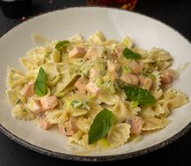 Паста Фарфалле с лососем в сливочном соусе