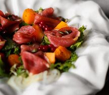 Салат с уткой, тыквой, клубникой и микс-салатом