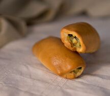 Пирожок с зеленым луком и яйцом