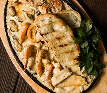 Морепродукты в сковороде
