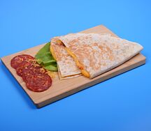 Кесадилья с колбасками чоризо