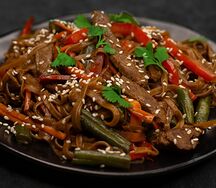 Wok с говядиной и овощами