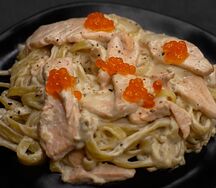 Wok с лососем и икрой