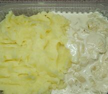 Куриное филе в луково-сметанном соусе с гарниром