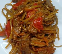 Гречневая лапша с курицей и овощами