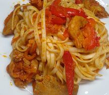 Пшеничная лапша с курицей и овощами