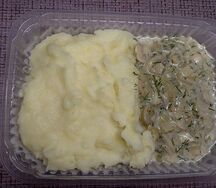 Грибы в сметане с гарниром на выбор