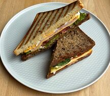 Сэндвич с ветчиной и яйцом