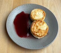 Творожные сырники с клюквенным джемом