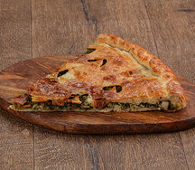 Кусок осетинского пирога с курицей, шпинатом и сыром