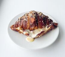 Круассан с пепперони