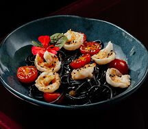 Черная паста с креветками