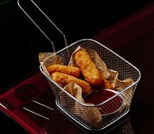 Сырные палочки с клюквенным соусом