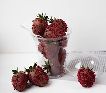 Стакан клубники в молочном шоколаде с сублимированной малиной