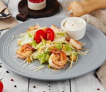 Салат Цезарь с креветками
