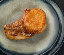 Стейк из свинины на углях