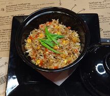 Жареный рис с овощами