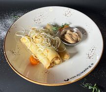 Хрустящие палочки с сыром, томатом и зеленью