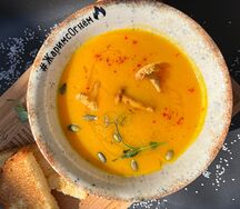 Тыквенный крем-суп с лисичками и бриошью
