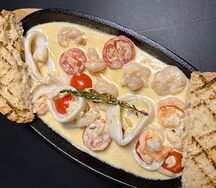 Тигровые креветки и кальмары в сливочном соусе