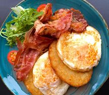 Хашбрауны с жареными яйцами и беконом