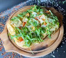 Римская пицца с креветками, кальмарами и рукколой 