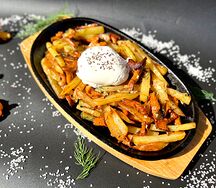 Жареная картошка с лисичками, луком и яйцом пашот