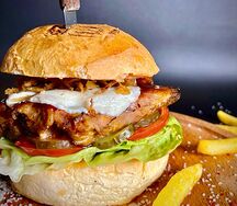 Бургер со свиными рёбрами BBQ
