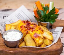 Картофельные дольки с сырным соусом