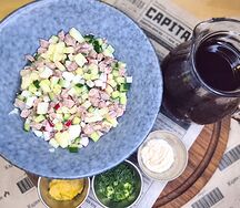 Окрошка с отварной говядиной и кимчи на квасе