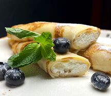 Блинчики с творогом и сметаной