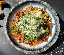 Шеф-салат с лисичками и трюфельным соусом