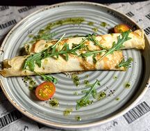 Блинчики с лососем, авокадо и крем-чизом