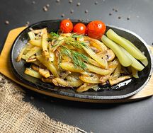 Жареный картофель с грибами и луком