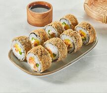 Горячий ролл с лососем и такуаном
