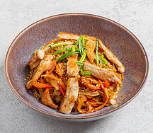 Wok курица с рисовой лапшой и тайским соусом