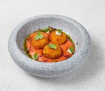 Аранчини из риса с соусом болоньезе и маслом базилика