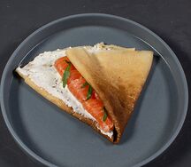 Блинчик с лососем и сливочным сыром