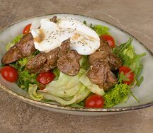 Салат с печенью цыпленка и вишневой карамелью
