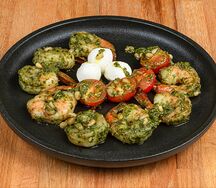 Креветки в песто с черри и мини моцареллой