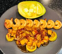 Креветки, обжаренные с манго и лаймом