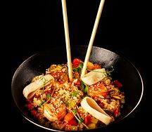 Wok с рисом с морепродуктами