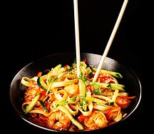 Wok с лапшой с креветками