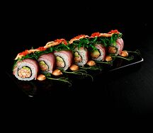 Ролл с тунцом, чукой и крабом