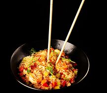 Wok с рисом и креветками