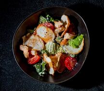 Салат цезарь с креветками