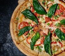 Пицца с цыпленком с соусом цезарь