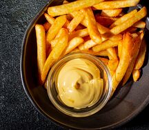 Картофель фри с сырным соусом