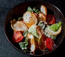 Салат цезарь с куриным филе